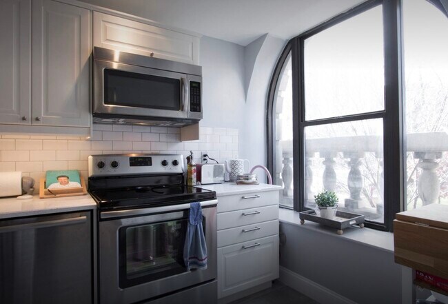 Kitchen w/charming window above entrance - 1115 12th St NW