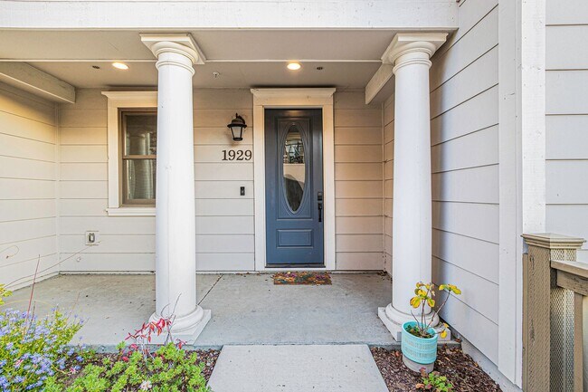 Building Photo - 1929 Mulberry St. - 3 bedroom | 3 bath | L...
