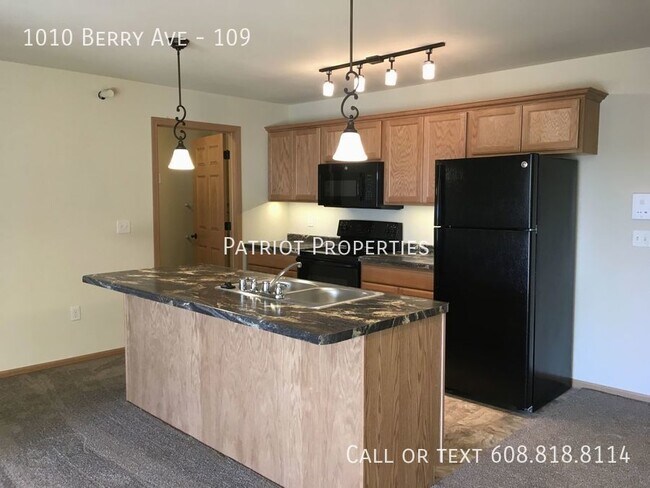 Foto del edificio - LUXURY APARTMENT W/ FITNESS CENTER INCLUDED!
