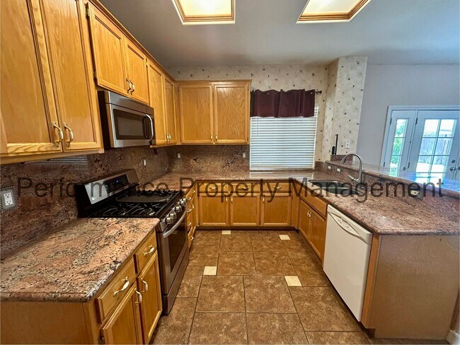 Building Photo - Charming 4 Bed/2 Bath NW Bakersfield Home ...