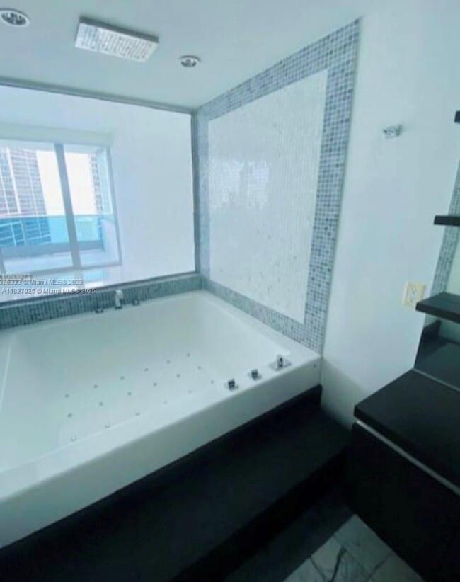 Building Photo - 200 Biscayne Blvd Way
