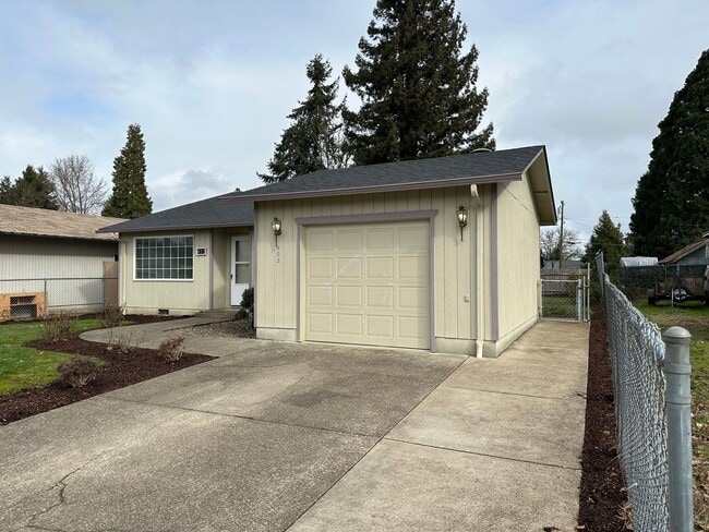 Building Photo - Cute 3-bedroom, 1-bathroom house in Springfield!