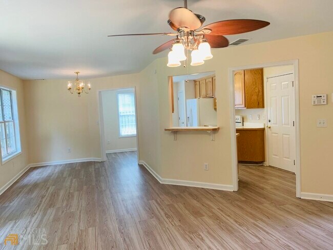 Building Photo - 751 Reeves Lake Dr SW