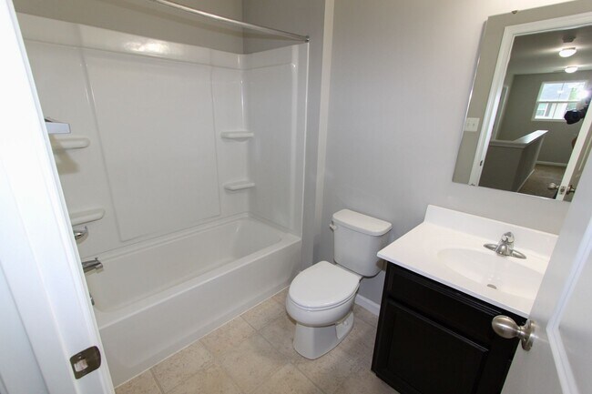 Foto del edificio - 4 Bed, 2.5 Bath Single Family Home in Mart...