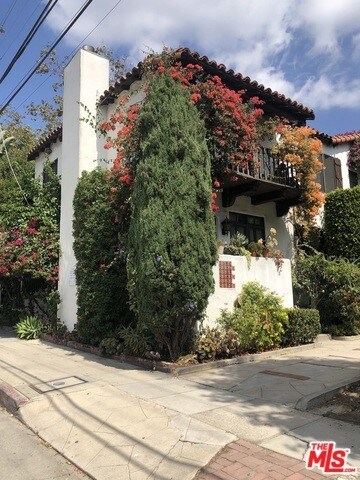 Primary Photo - 2590 N Beachwood Dr