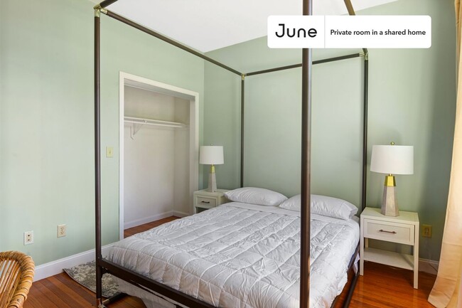Foto del edificio - Private bedroom in 4 bed/1 bath Home