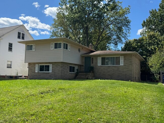 Building Photo - 3012 Ludlow Rd