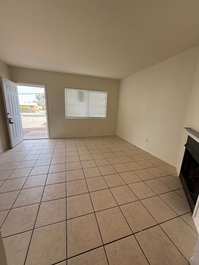 Building Photo - Townhome For Rent