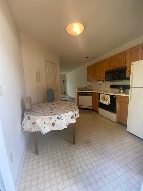 Building Photo - 136 Elmcrest Dr