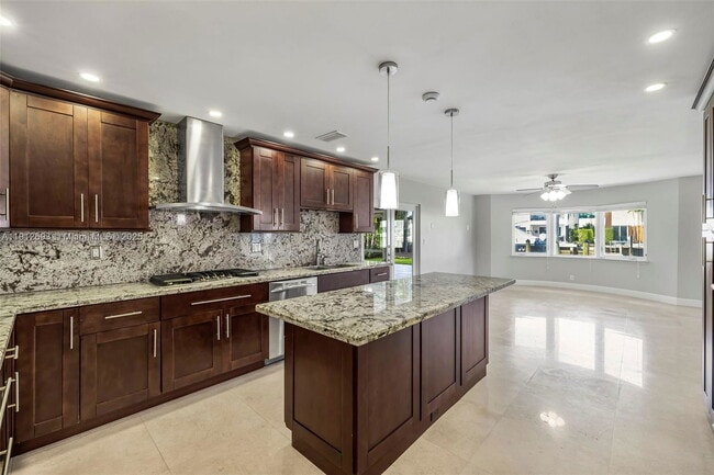 Building Photo - 633 Solar Isle Dr