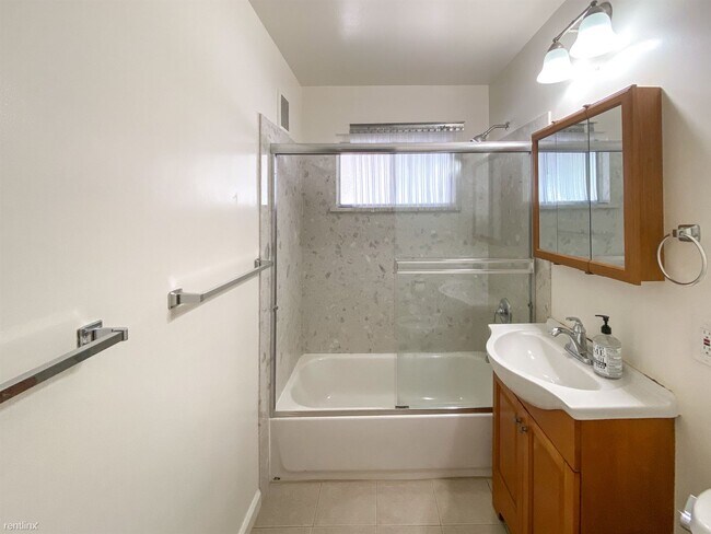 Building Photo - 2 br, 1 bath  - 631 Adams St