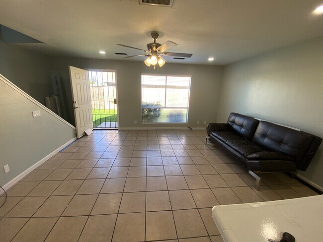 Sala de estar - 1725 Buena Vista St