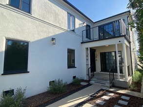 Building Photo - 412 S Doheny Dr
