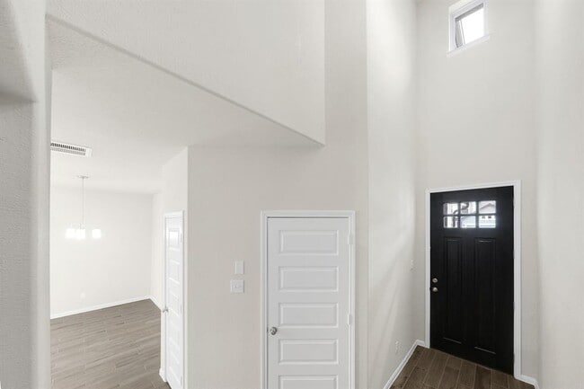 Building Photo - 5606 Hyde Park Dr