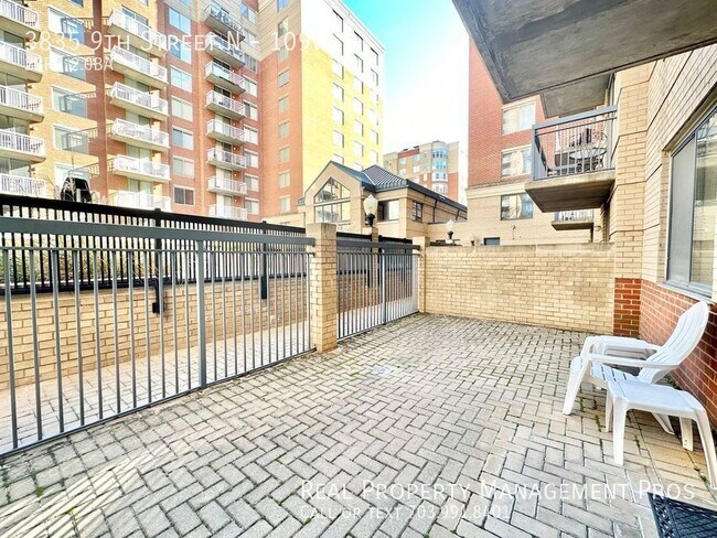 Building Photo - Sun-filled Ballston Condo- Huge Patio!