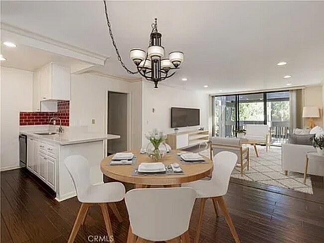 Building Photo - Top Floor 2bd/2ba Condo in the Heart of Playa Del Rey!