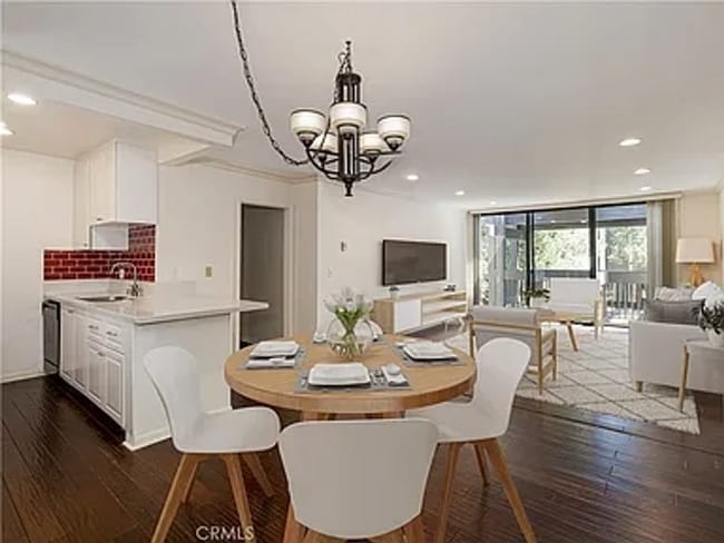 Foto del edificio - Top Floor 2bd/2ba Condo in the Heart of Playa Del Rey!