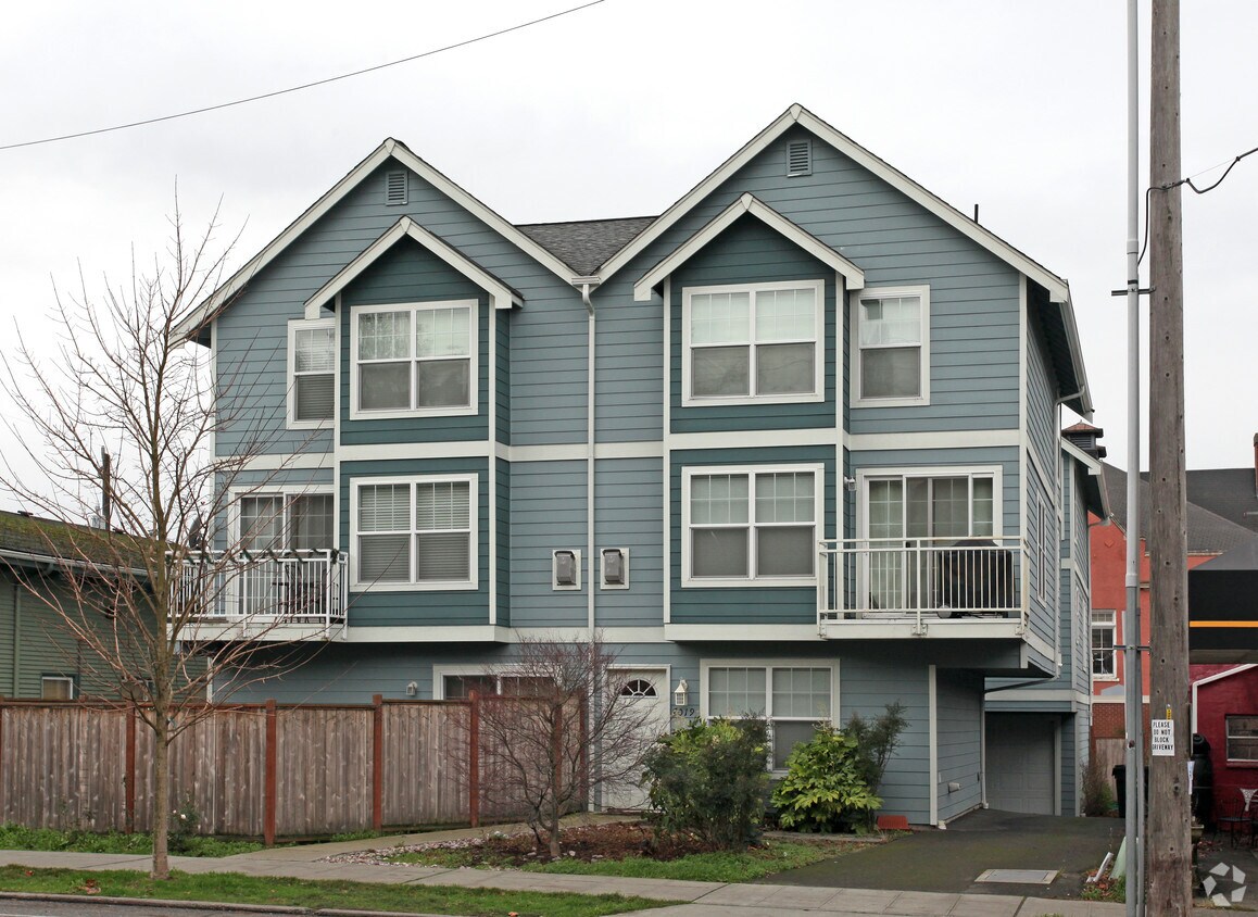 Foto del edificio - 7015-7019 California Ave SW