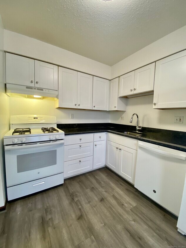 Primary Photo - 104 Seaside Ave