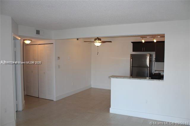 Building Photo - 250 Palm Cir W