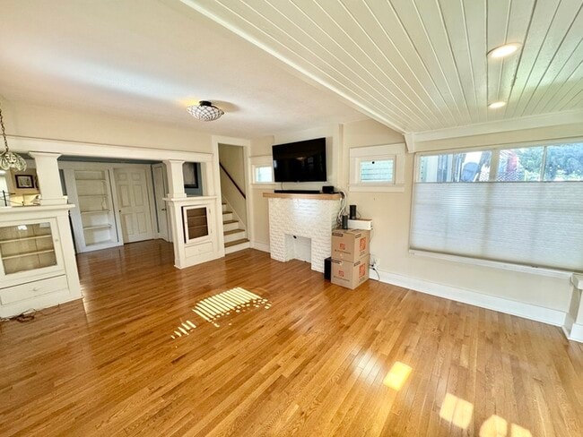 Building Photo - Charming 2-Bedroom Home with Modern Upgrades in Downtown Long Beach