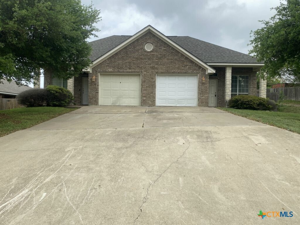 Foto principal - 816 Twin Oaks Dr