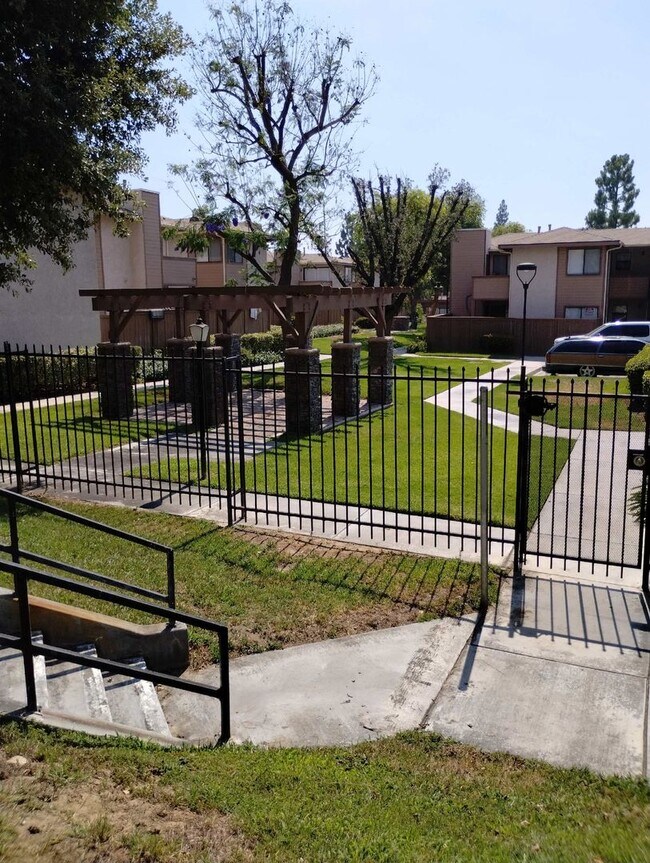 Foto del edificio - 2 Bedroom 1 Bathroom Condo Down Stairs Unit