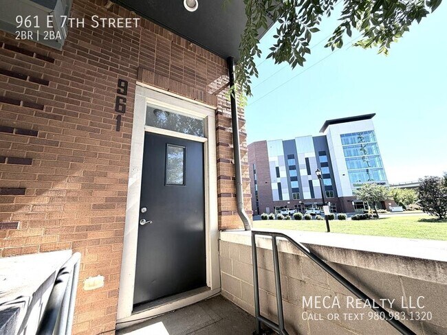 Foto del edificio - 961 E 7th St