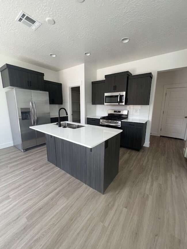 Building Photo - SPACIOUS HOME FOR RENT!