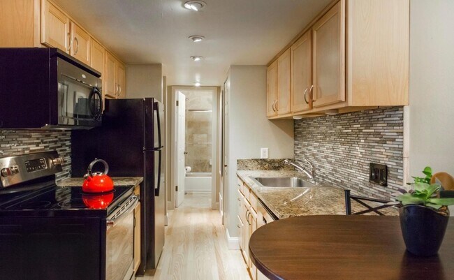 Building Photo - Pool-Side Condo in a Gated Community in Ma...
