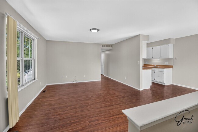 Building Photo - $1295 2 bedroom condo