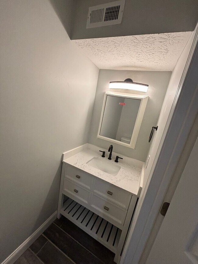 Foto del edificio - 3208 Summerhill Ln