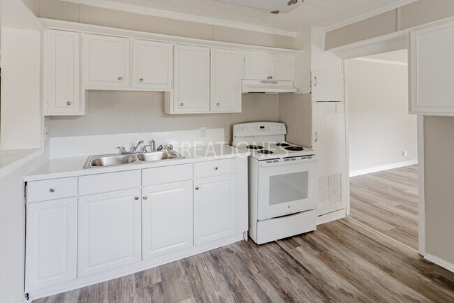 Building Photo - SIGN LEASE BY 2/28 AND GET $250 OFF FIRST ...