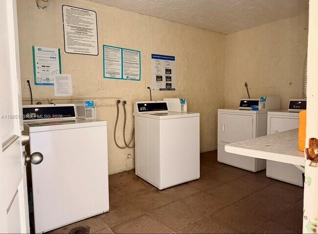 Foto del edificio - 1725 W 60th St