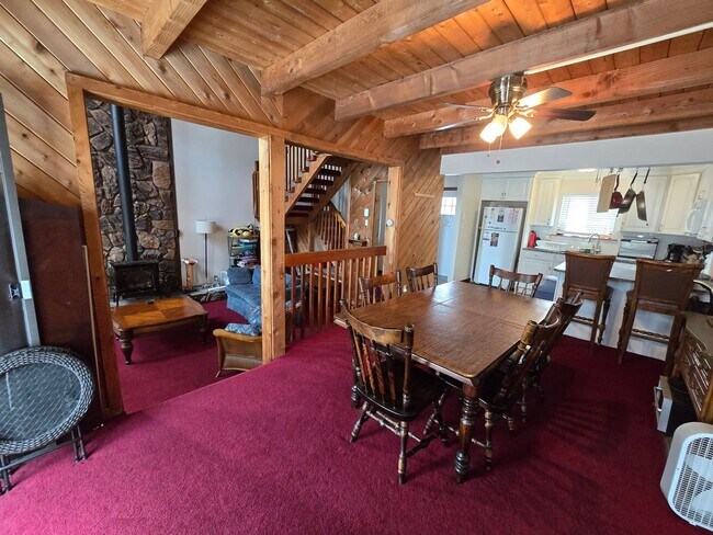Building Photo - Amazing 3 bedroom townshouse with Spectacu...