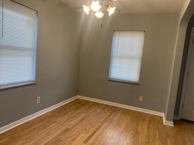 Building Photo - Welcome to this charming 2-bedroom, 1-bathroom house located in the desirable University City, MO
