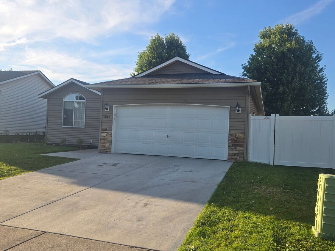Foto del edificio - For Rent: 3 Bed, 2 Bath Home with Garage i...