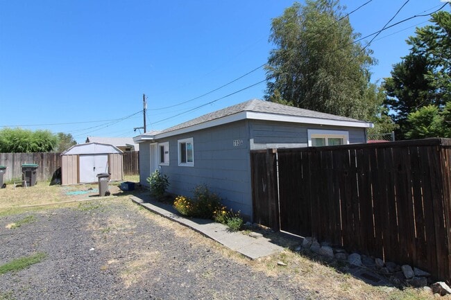 Building Photo - East Kennewick Stand-Alone Studio Apartment