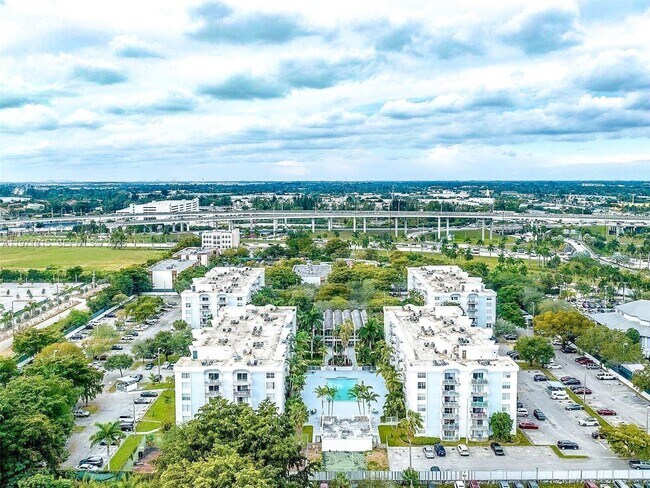 Foto del edificio - 498 NW 165th St