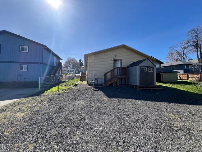 Building Photo - Beautiful Newer Home