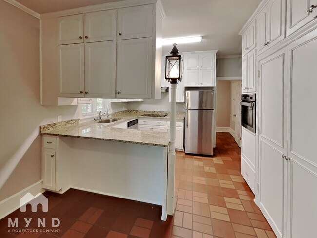 Building Photo - 127 Forest Hills Dr