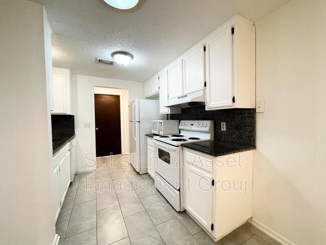 Building Photo - 1006 Swan Lake Ct