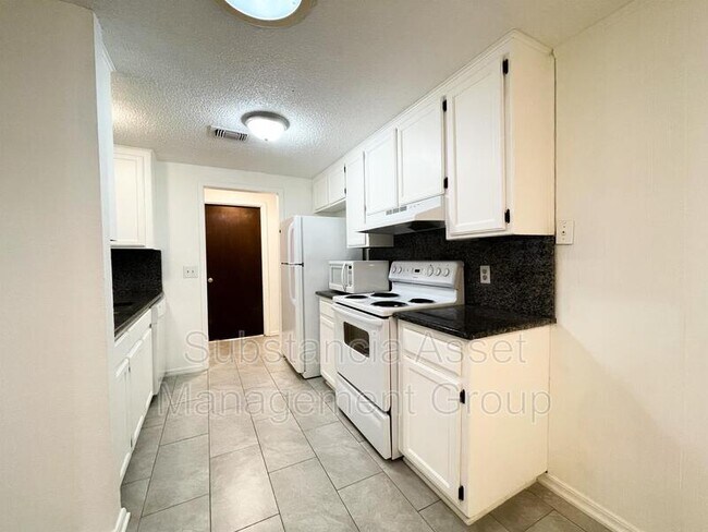 Foto del edificio - 1006 Swan Lake Ct