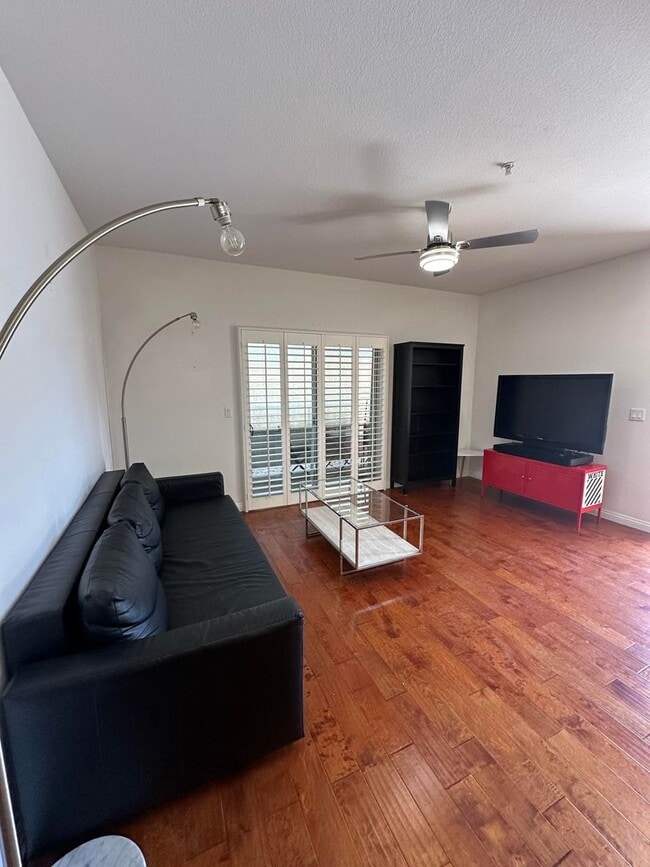 Foto del edificio - 2 bedroom Partially furnished Condo
