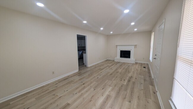 Building Photo - 2BR/1.5BA Renovated Townhome