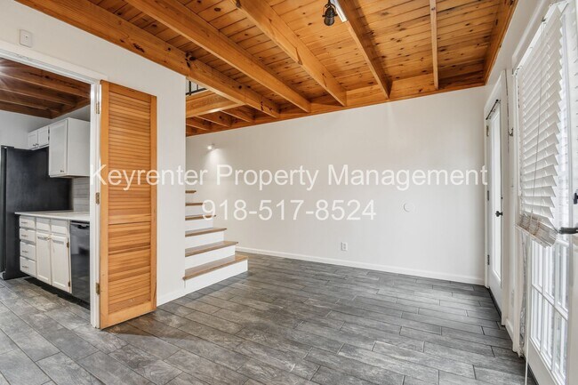 Building Photo - 2 Bed 2.5 Bath Right off Cherry Street!!