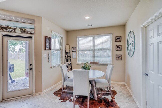 Foto del edificio - 4 BR/3.5BA | Newly Renovated Single Family Home | Fenced backyard | Study & Game Room | In Grand ...
