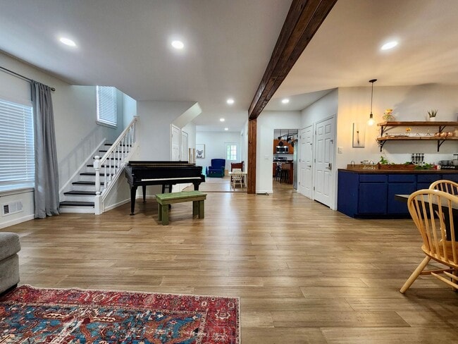 Building Photo - 4 bed 2.5 bath House | East Rochester | First Floor Laundry Hookups | Front and back covered porch