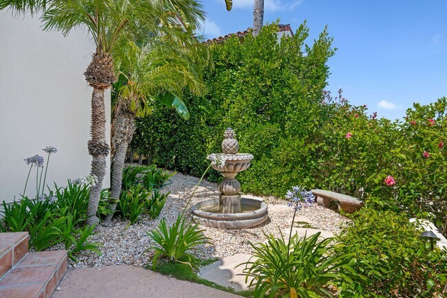 Foto del edificio - Oceanfront-Inspired Mesa Living with Unparalleled Coastline & Island Views