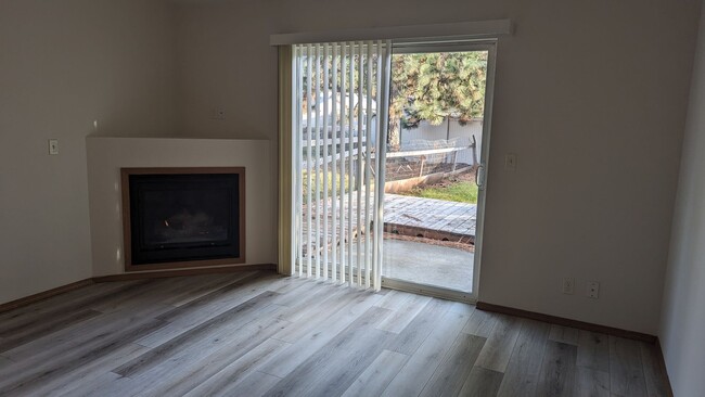 Building Photo - 1596-1596 Peggy Lp